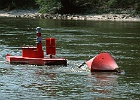Typische Fahrwasserbetonnung auf der österreichischen Donau, hier eine rote Leuchttonne auf der Backbordseite des Fahrwassers.